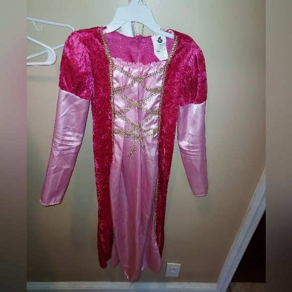 Adorable pink princess costume, fits ages 4-6. - Picture 1 of 4